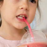 استفاده کودک از نی(straw)