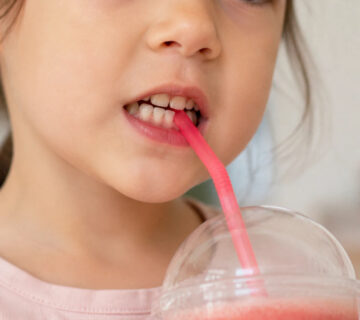 استفاده کودک از نی(straw)